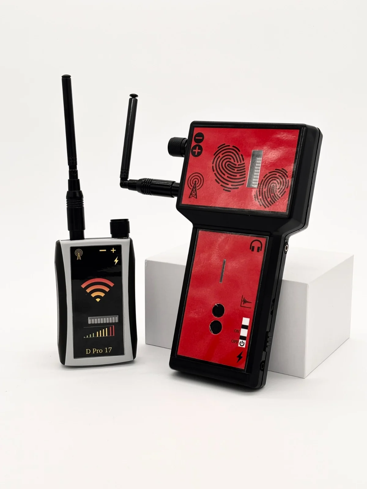 Dos detectores de frecuencia de SPY WORLD, con antenas y controles visibles