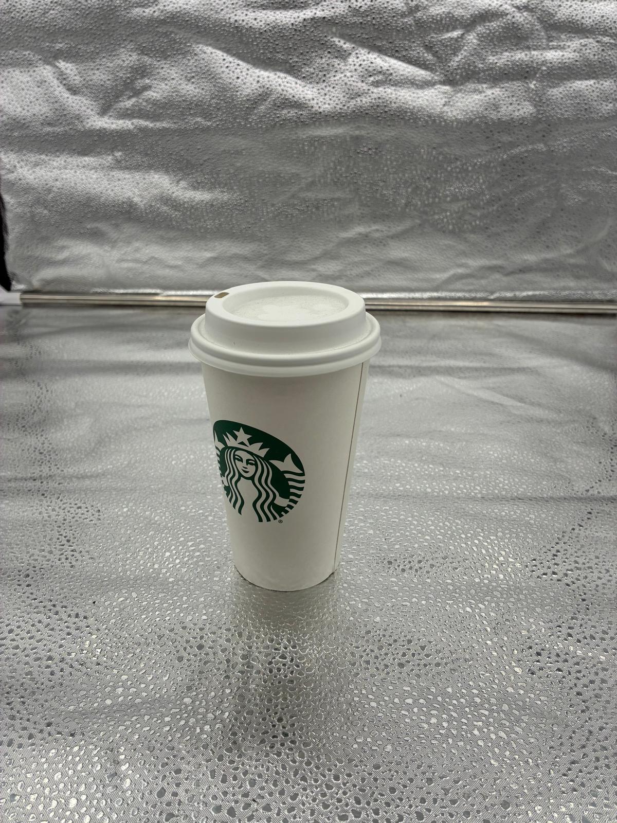 Vaso blanco con tapa fotografiado por SPY WORLD
