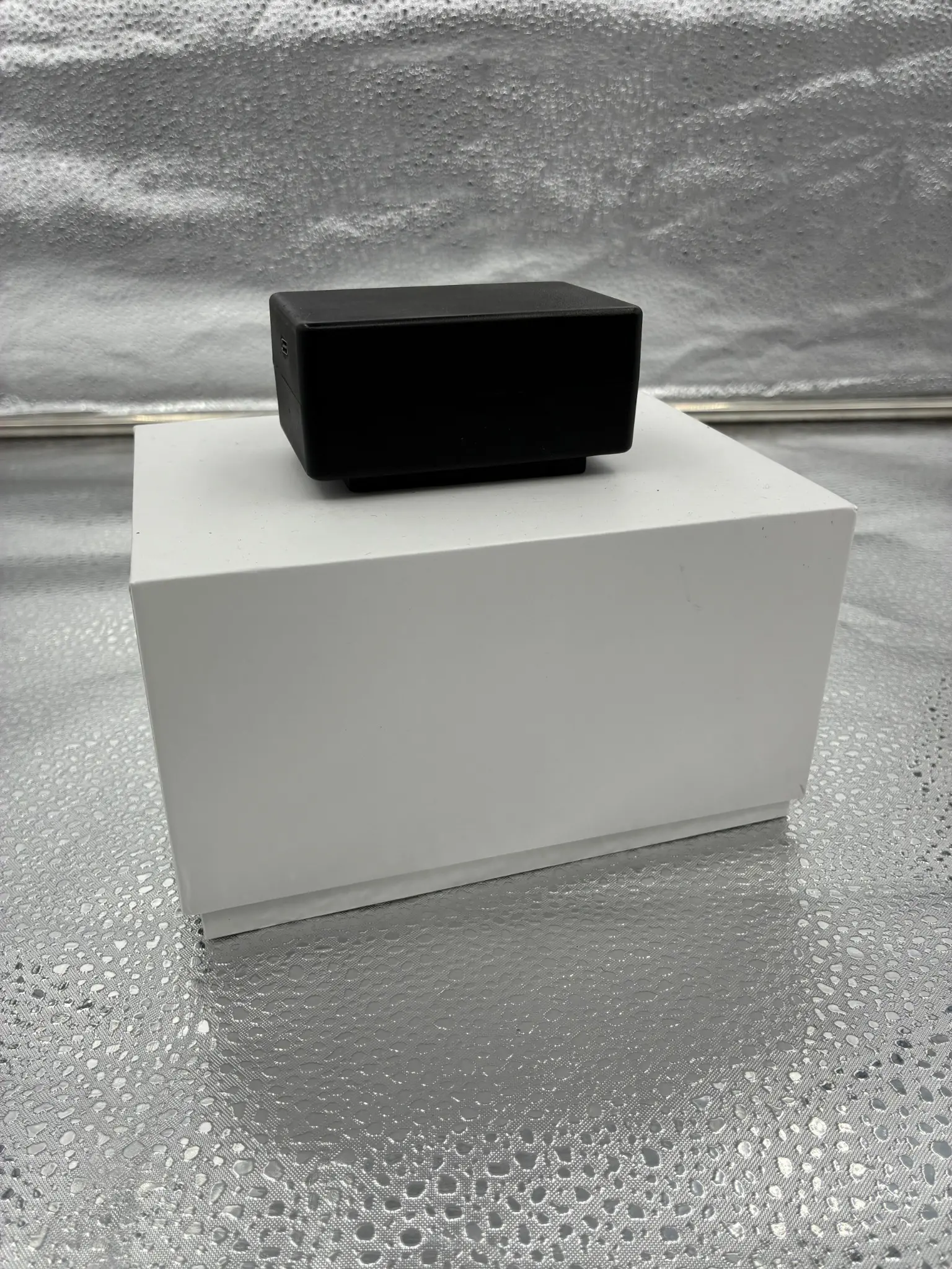 Portable magnetic car GPS tracker