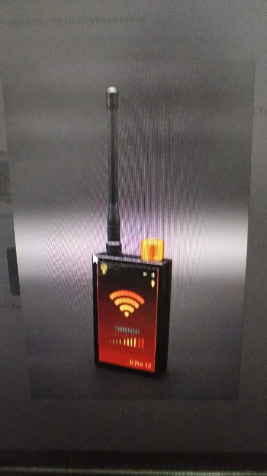 Detector portátil rojo y negro con antena y control superior