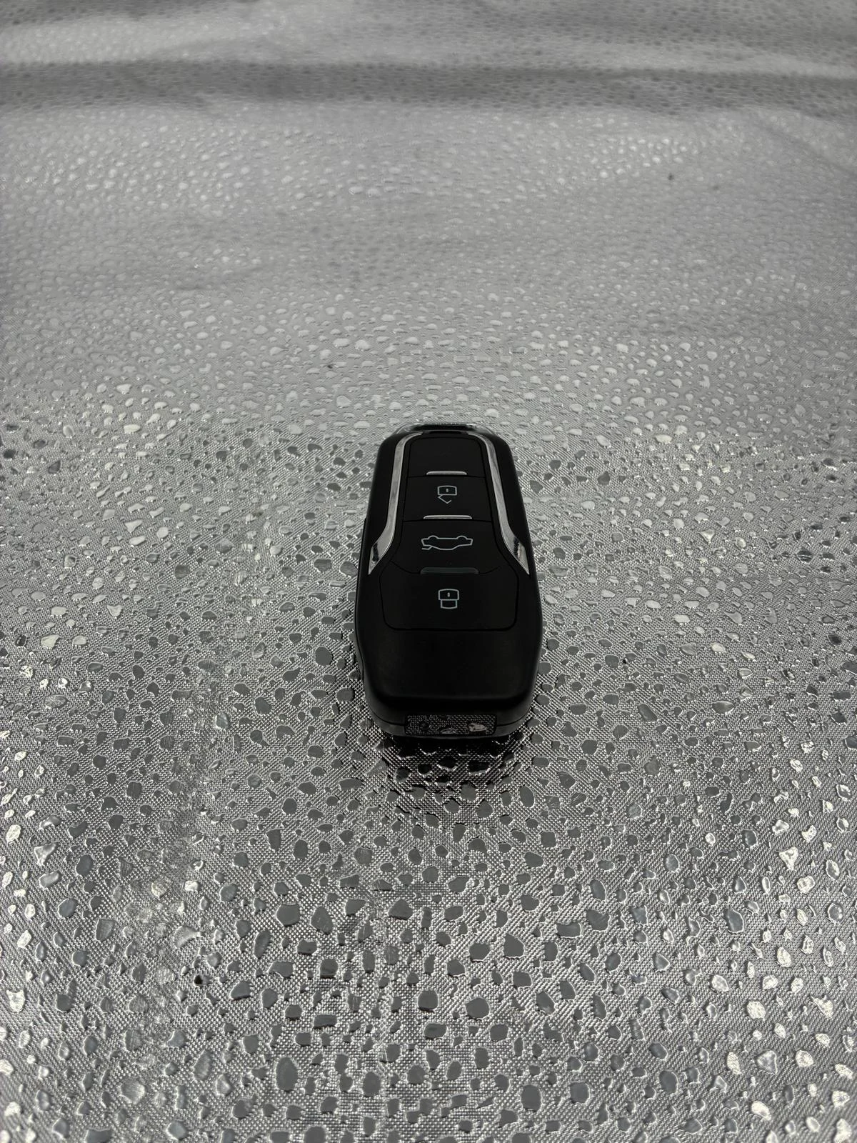 Front view of the buttons on a key-style camera