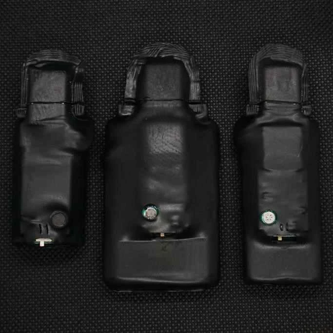 Tres equipos compactos de grabación sobre una superficie oscura