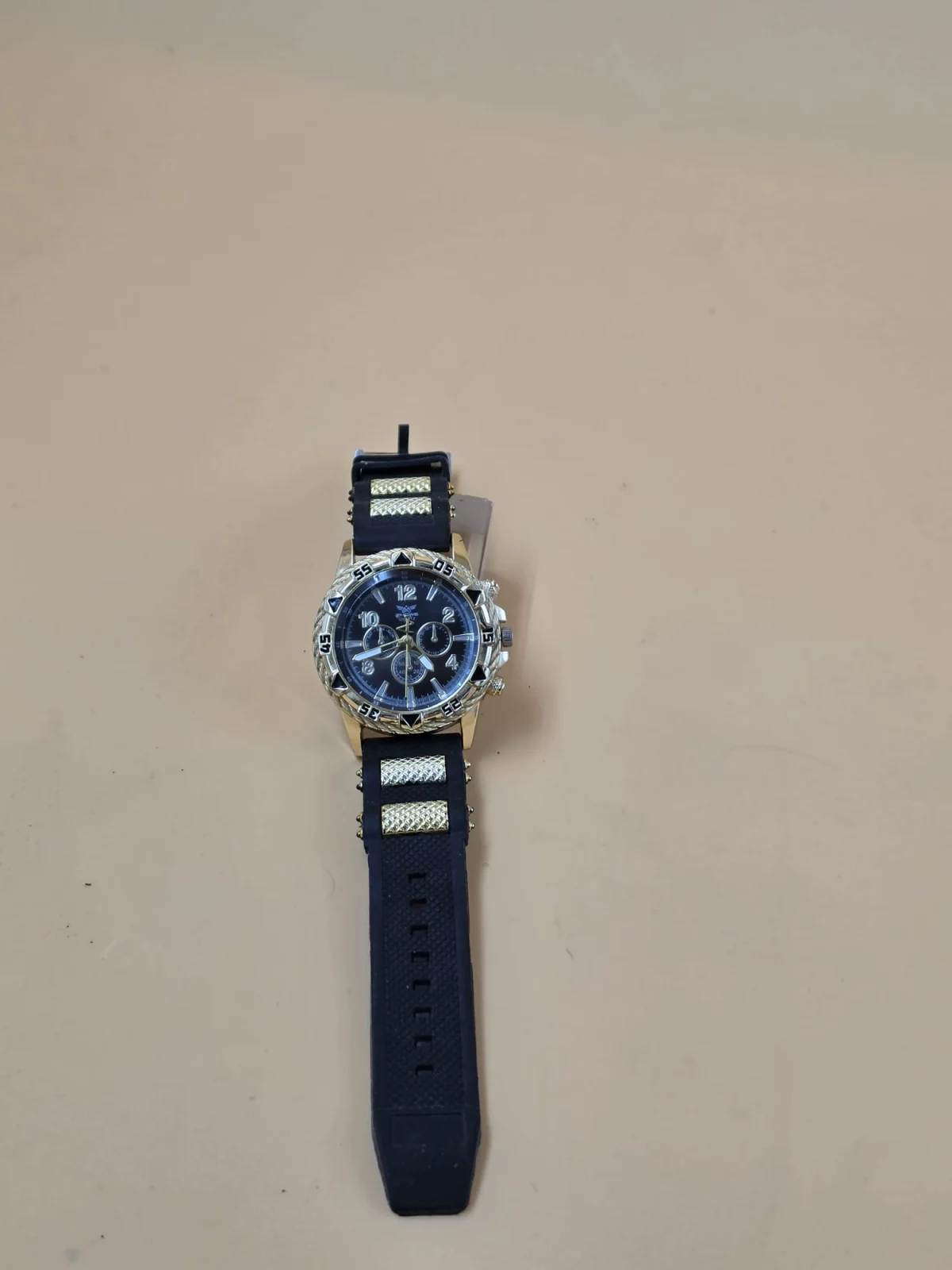 Otra vista del reloj, con la esfera negra y los controles laterales visibles.