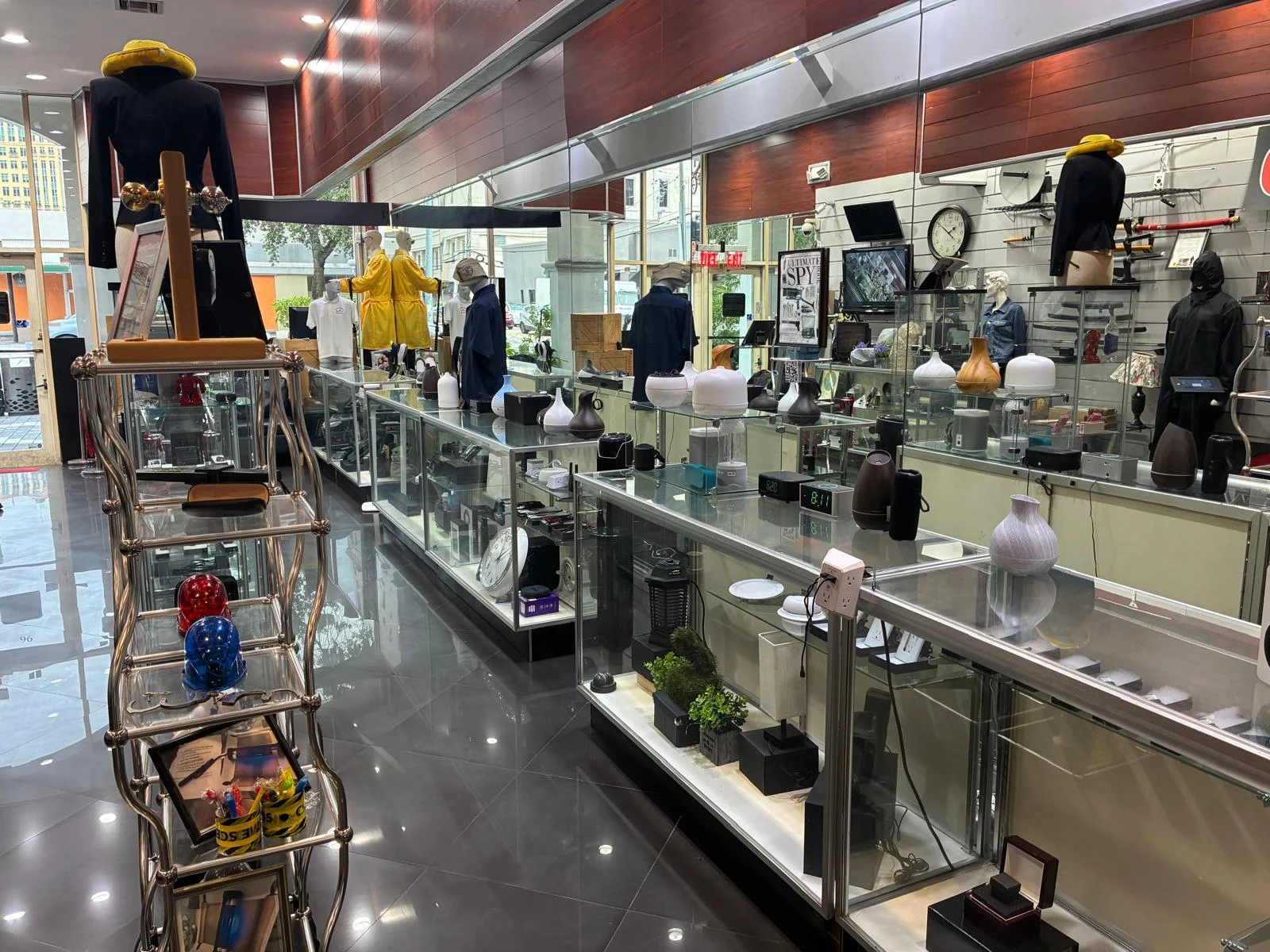 Interior de SPY WORLD con vitrinas de equipos de vigilancia y seguridad