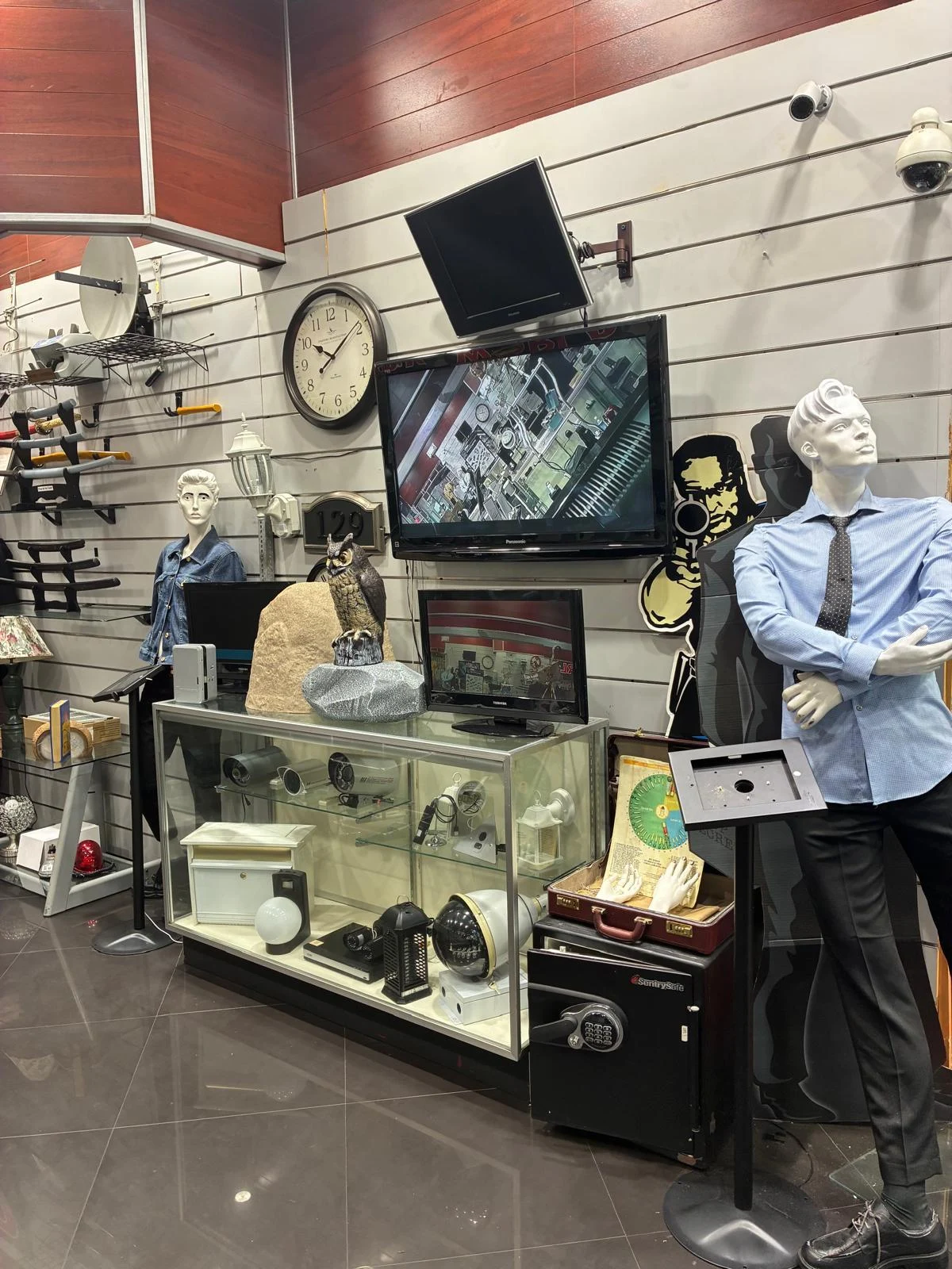 Vitrinas y equipos expuestos en el interior de SPY WORLD